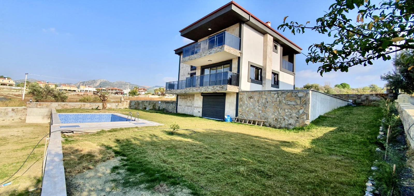 Luxuriöse Neubau-Villa mit 405 m² Wohnfläche und Swimmingpool in der sonnigen Ägäis (Türkei)